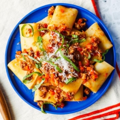 Pâtes à la bolognaise dans une cocotte en fonte