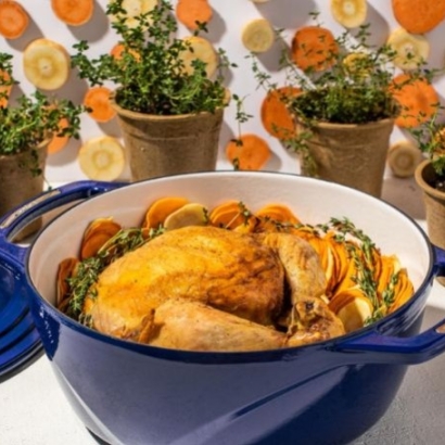 Poulet rôti sur un nid de légumes